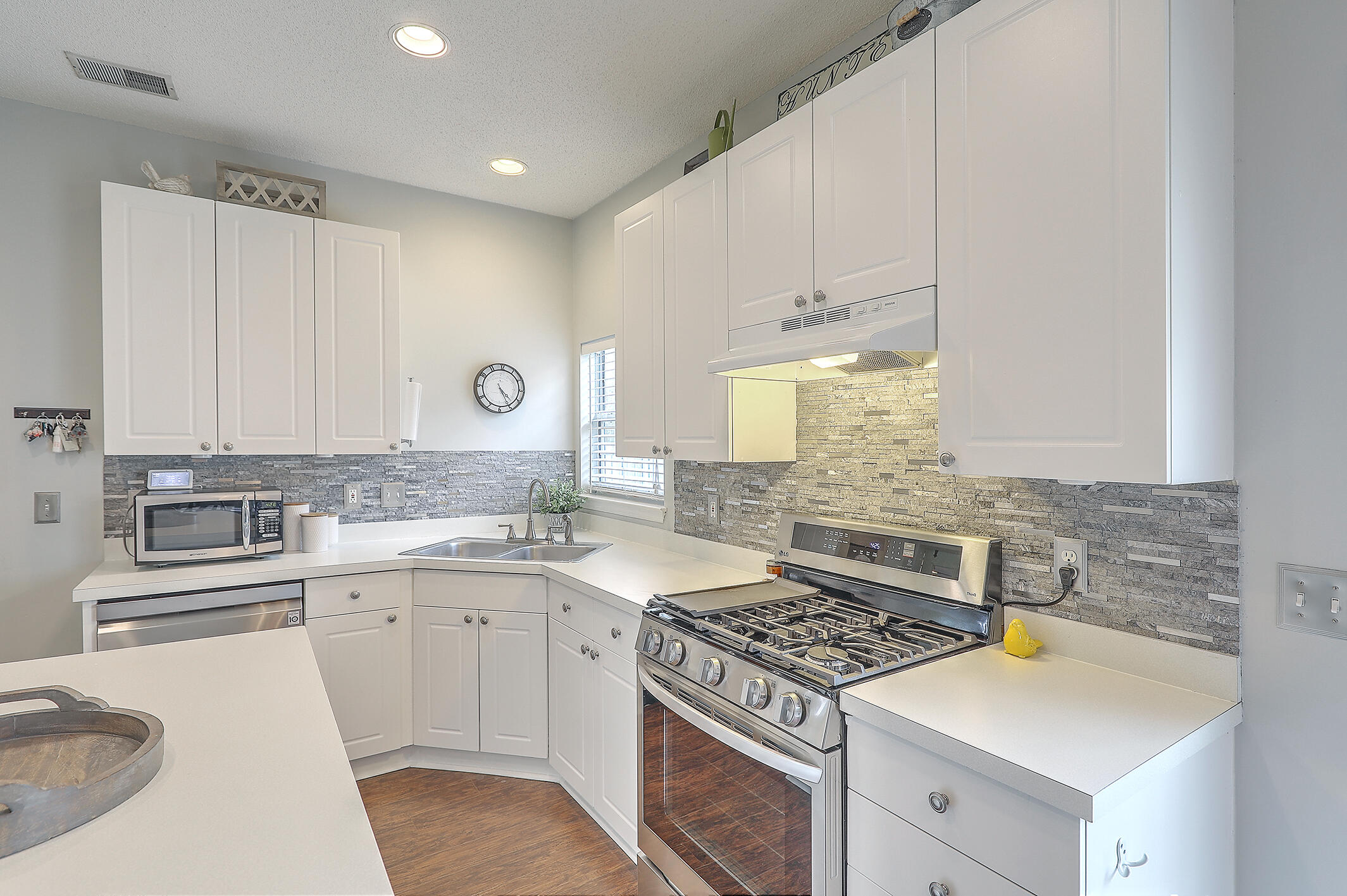 556 Carters Grove Road Charleston, SC 29414 - Photo 19 of 34 Kitchen view