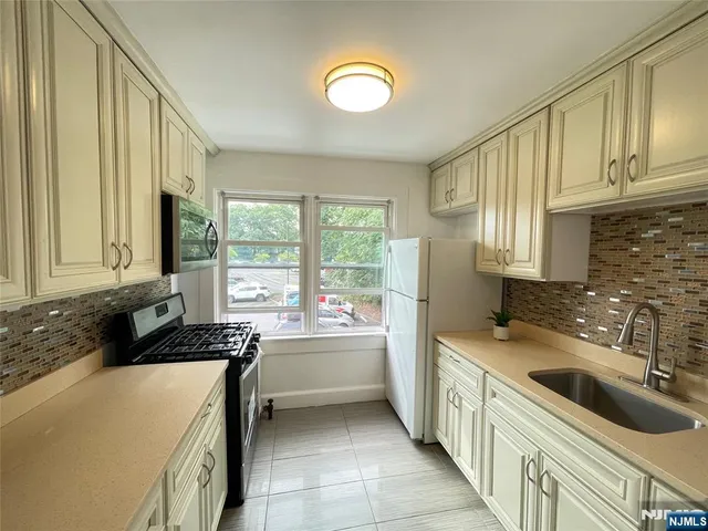 $2,275 | 244 Rock Road, Unit 2, Glen Rock, NJ 07452