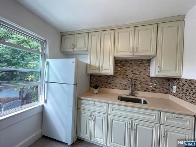 $2,275 | 244 Rock Road, Unit 2, Glen Rock, NJ 07452