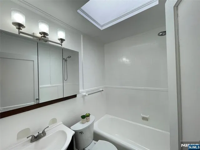 $2,275 | 244 Rock Road, Unit 2, Glen Rock, NJ 07452