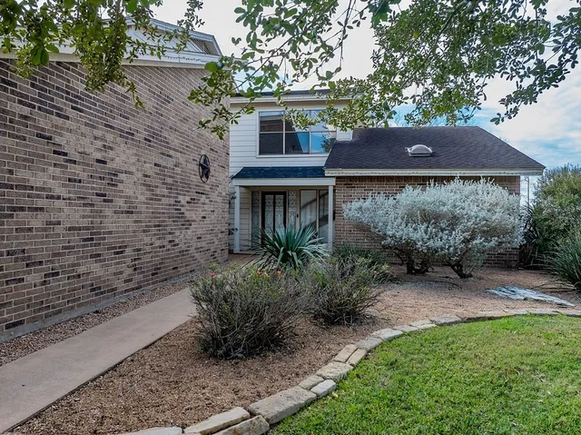 $575,000 | 640 South College Street, La Grange, TX 78945