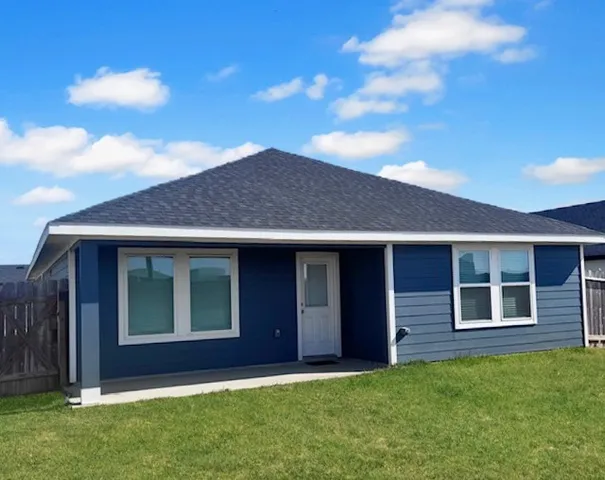 a view of front of a house with a yard