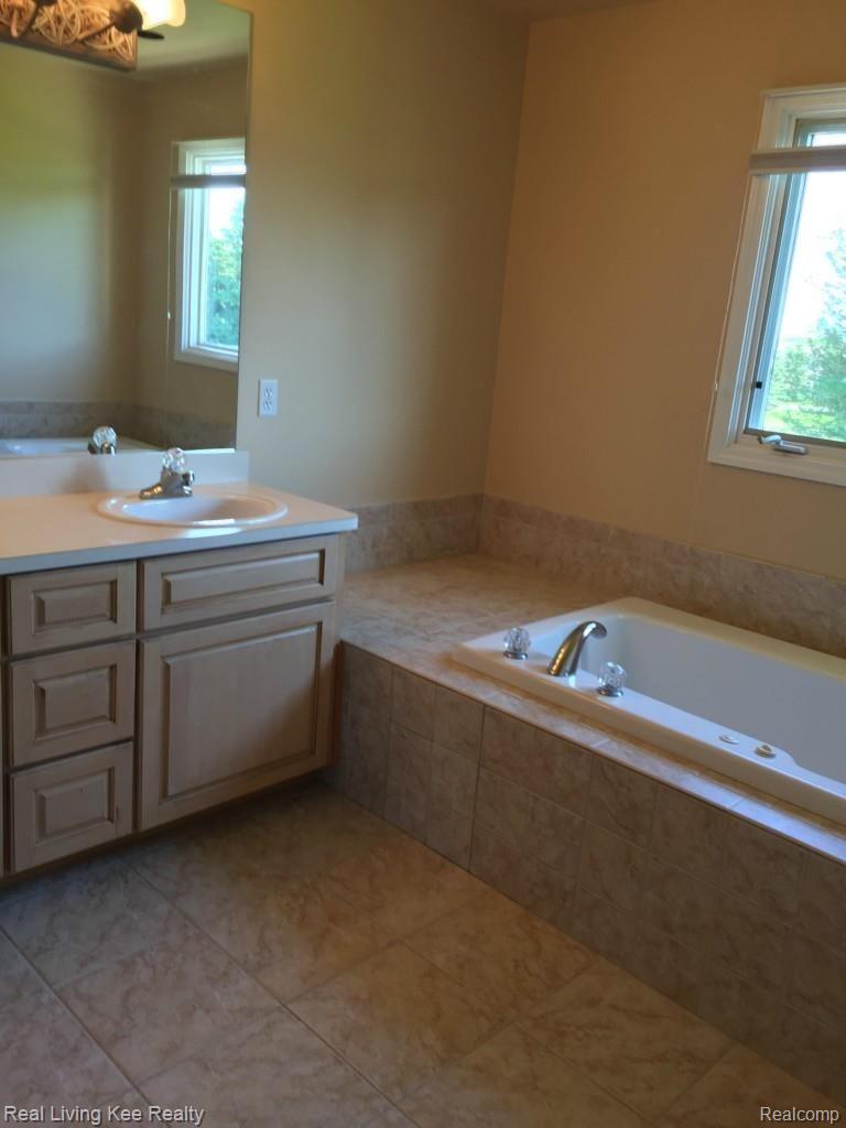 1403 Tulberry Circle Rochester, MI 48306 - Photo 31 of 64 2015-05-22 16.47