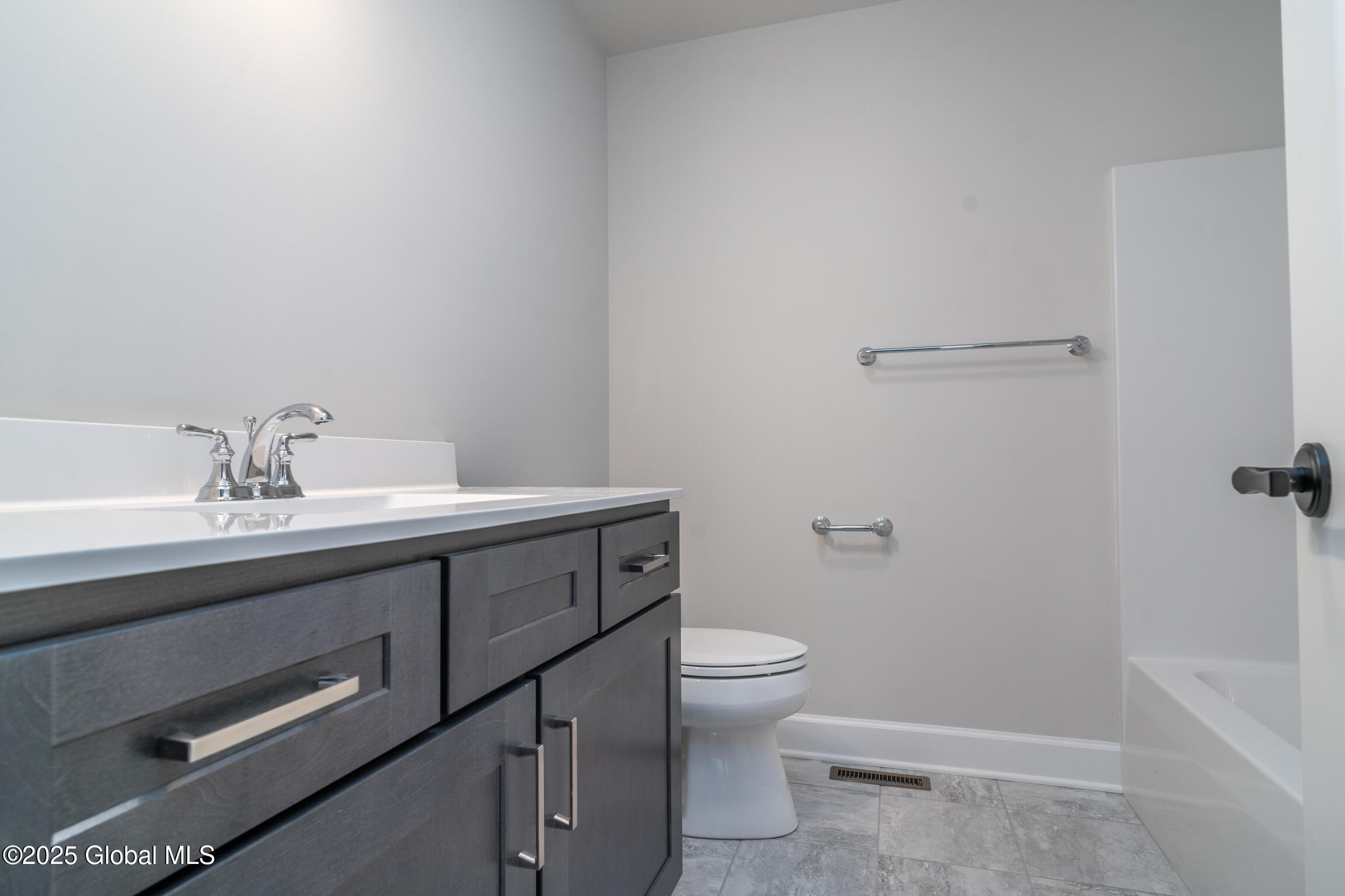 61 Priddle Lane Colonie, NY 12110 - Photo 7 of 9 Full Bathroom