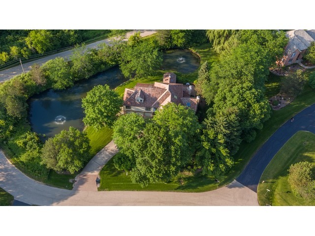 a picture of a bench in middle of garden