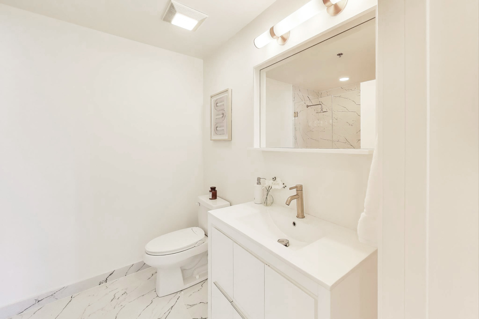 909 West Washington Boulevard, Unit 908 Chicago, IL 60607 - Photo 20 of 26 a bathroom with a toilet a sink a mirror and a window