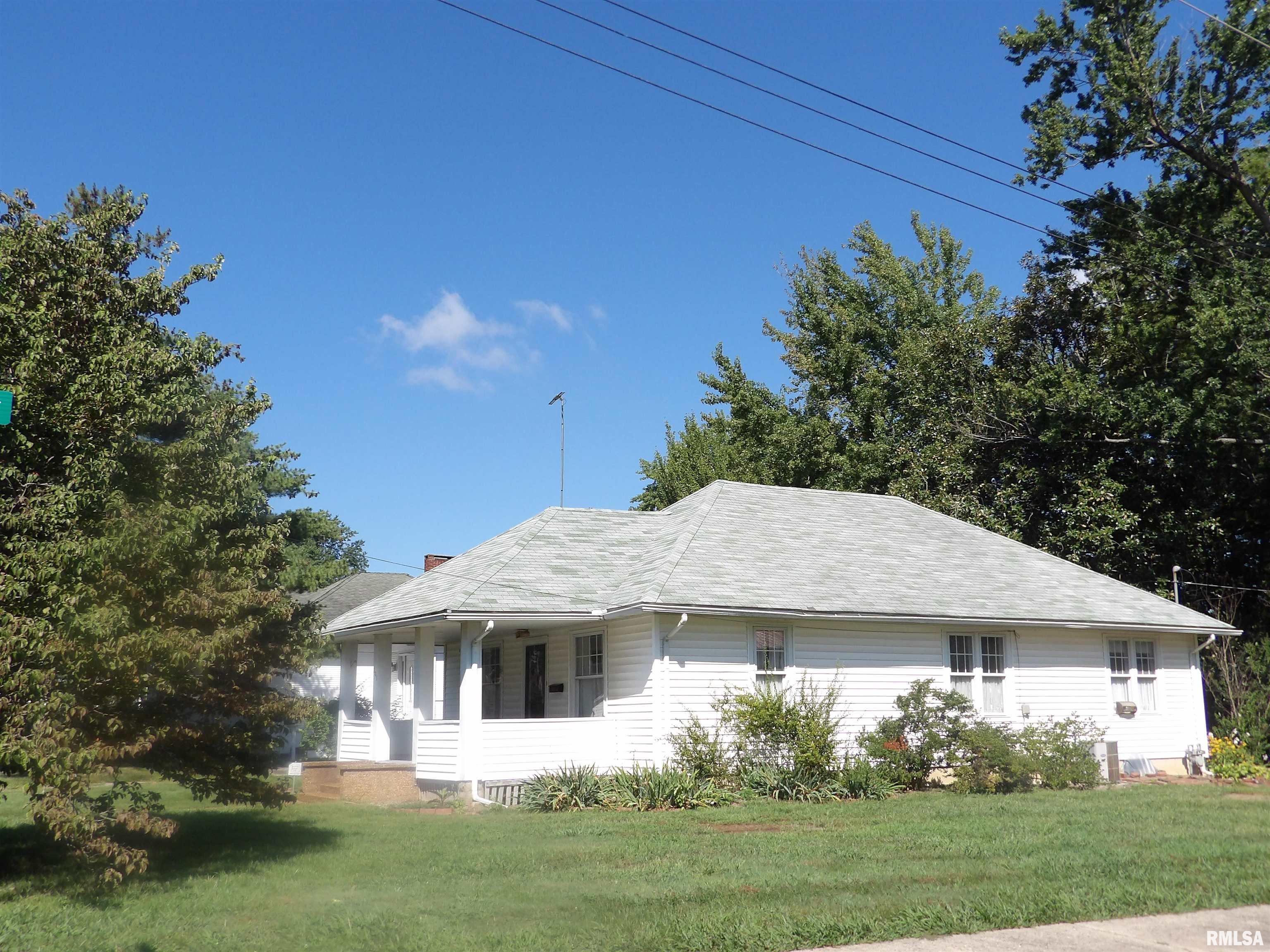 201 West Reed Street Benton, IL 62812 - Photo 1 of 32