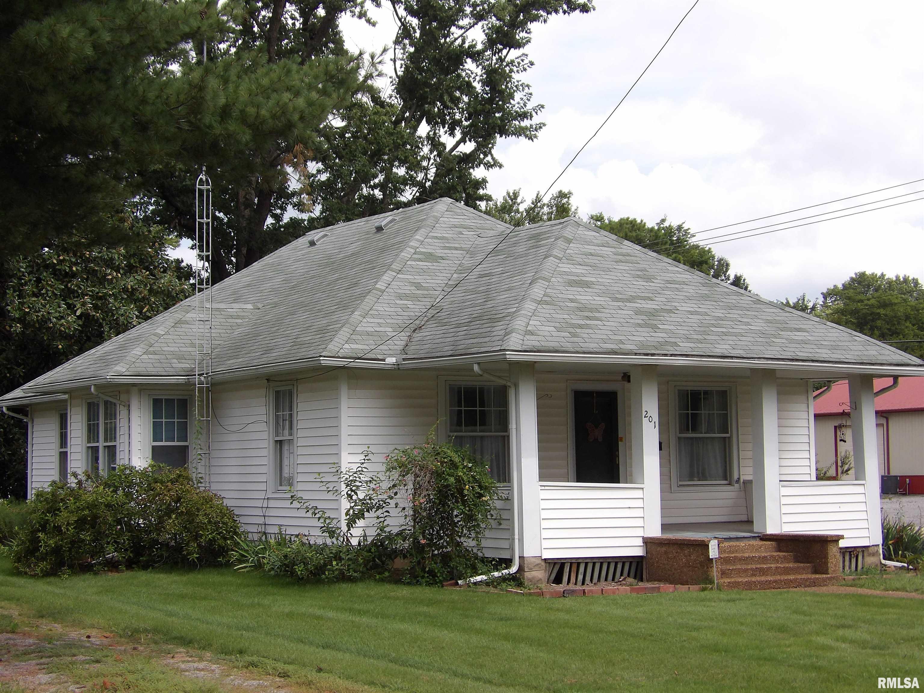 201 West Reed Street Benton, IL 62812 - Photo 2 of 32