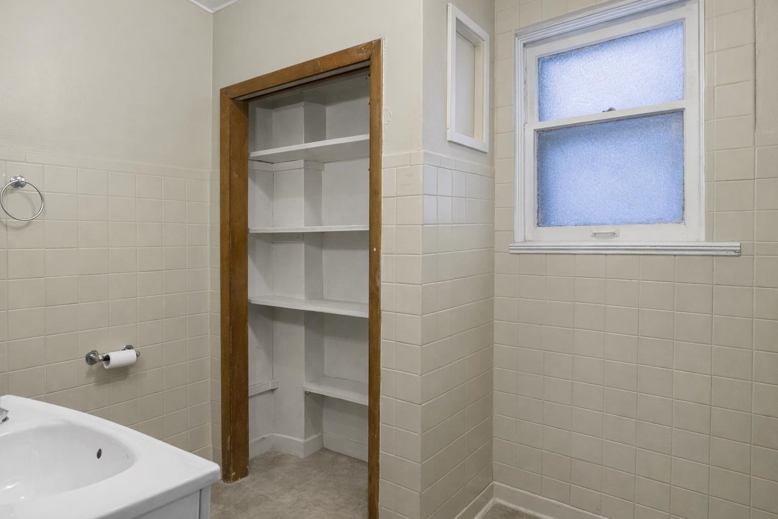 219 Rome Avenue Rockford, IL 61107 - Photo 14 of 24 a bathroom with a bathtub