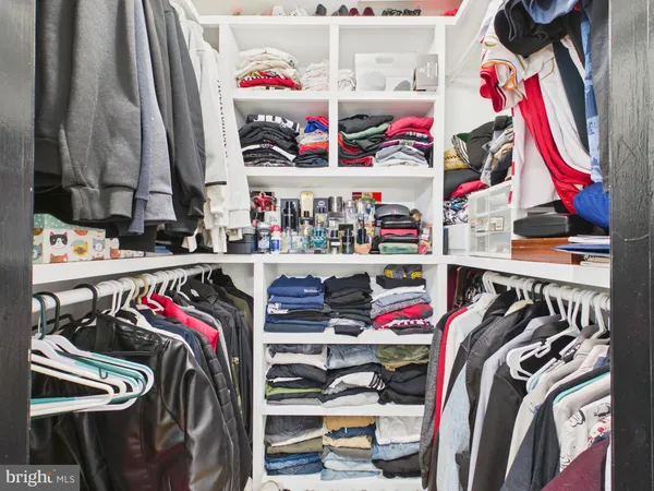 a view of a livingroom with furniture and a ceiling fan