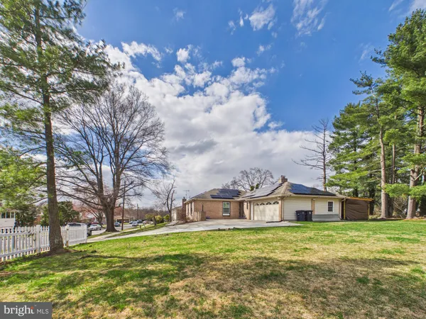 a view of yard with green space