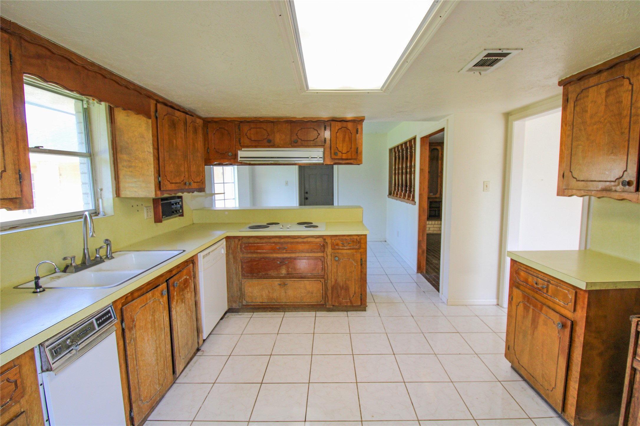 2 Elm Place Angleton, TX 77515 - Photo 15 of 33 Kitchen