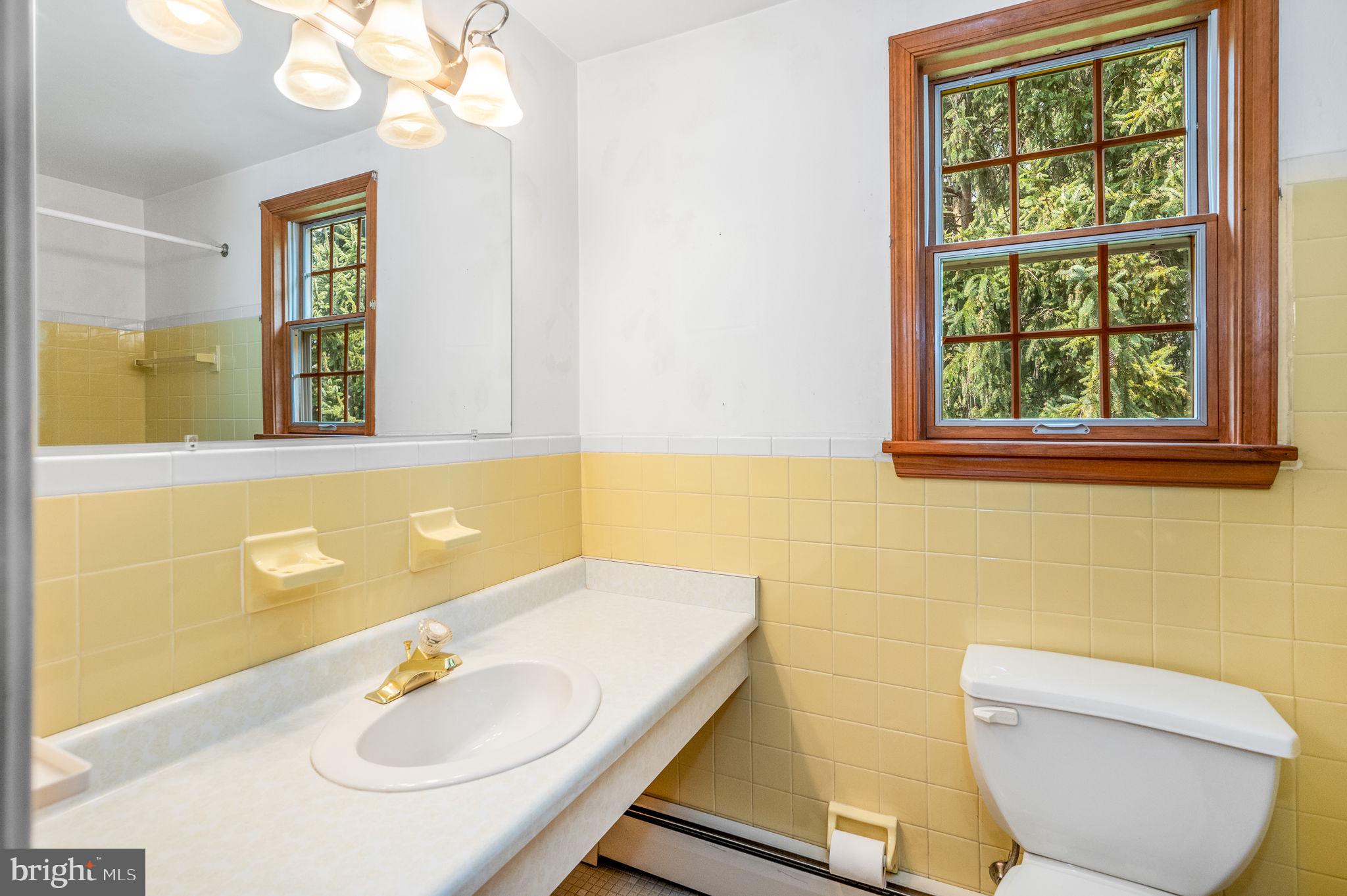 603 Street Road West Chester, PA 19382 - Photo 29 of 41 Hall Bath w/ Tub/Shower Combo