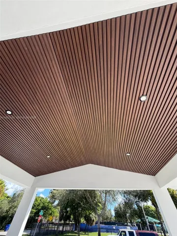 a view of a backyard