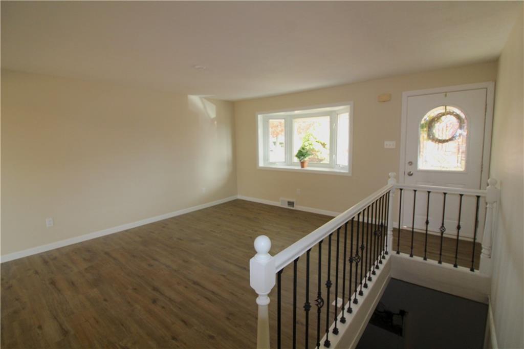 38 Highbury Road Cheswick, PA 15024 - Photo 7 of 47 Spacious living room with bay window.