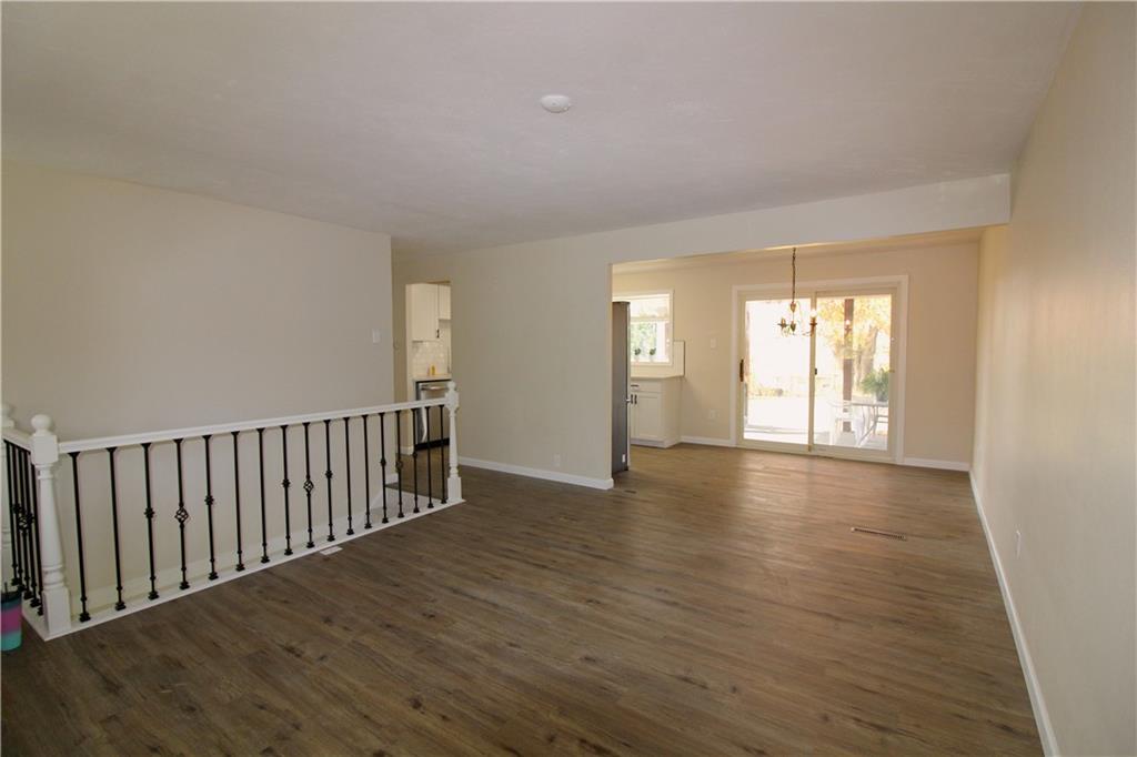 38 Highbury Road Cheswick, PA 15024 - Photo 8 of 47 Open floor plan with stairs to lower level.