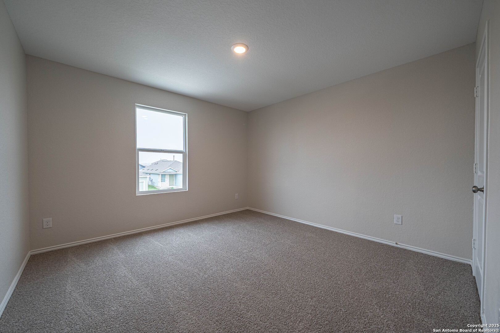 2818 Gustavo Drive Converse, TX 78109 - Photo 20 of 27 an empty room with a window