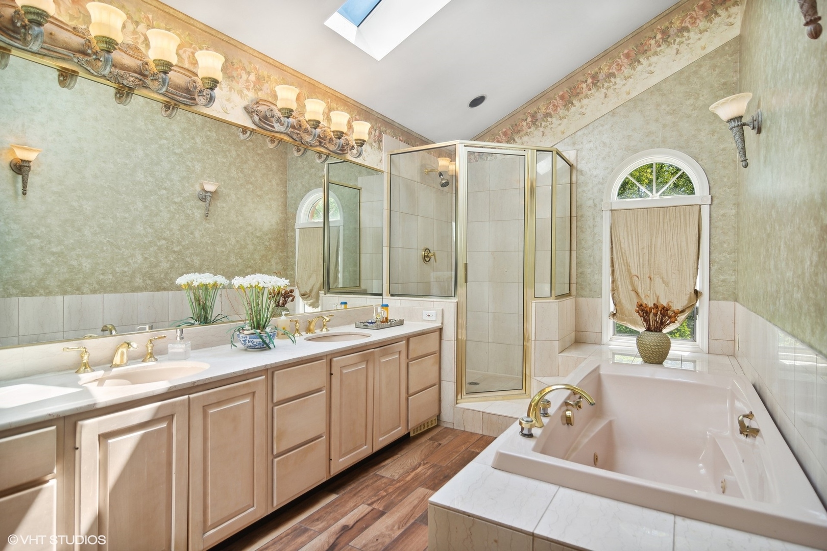 6207 Pine Tree Drive Long Grove, IL 60047 - Photo 23 of 49 a spacious bathroom with a sink mirror and a bathtub