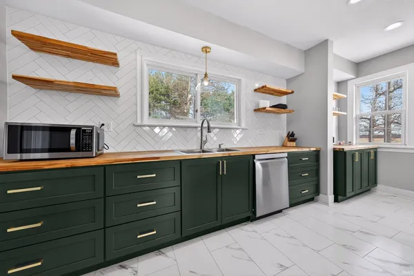 $424,900 | 8010 West County Road 400 North, Royal Center, IN 46978