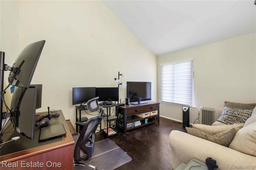 702 Ten Point Drive Rochester Hills, MI 48309 - Photo 3 of 34