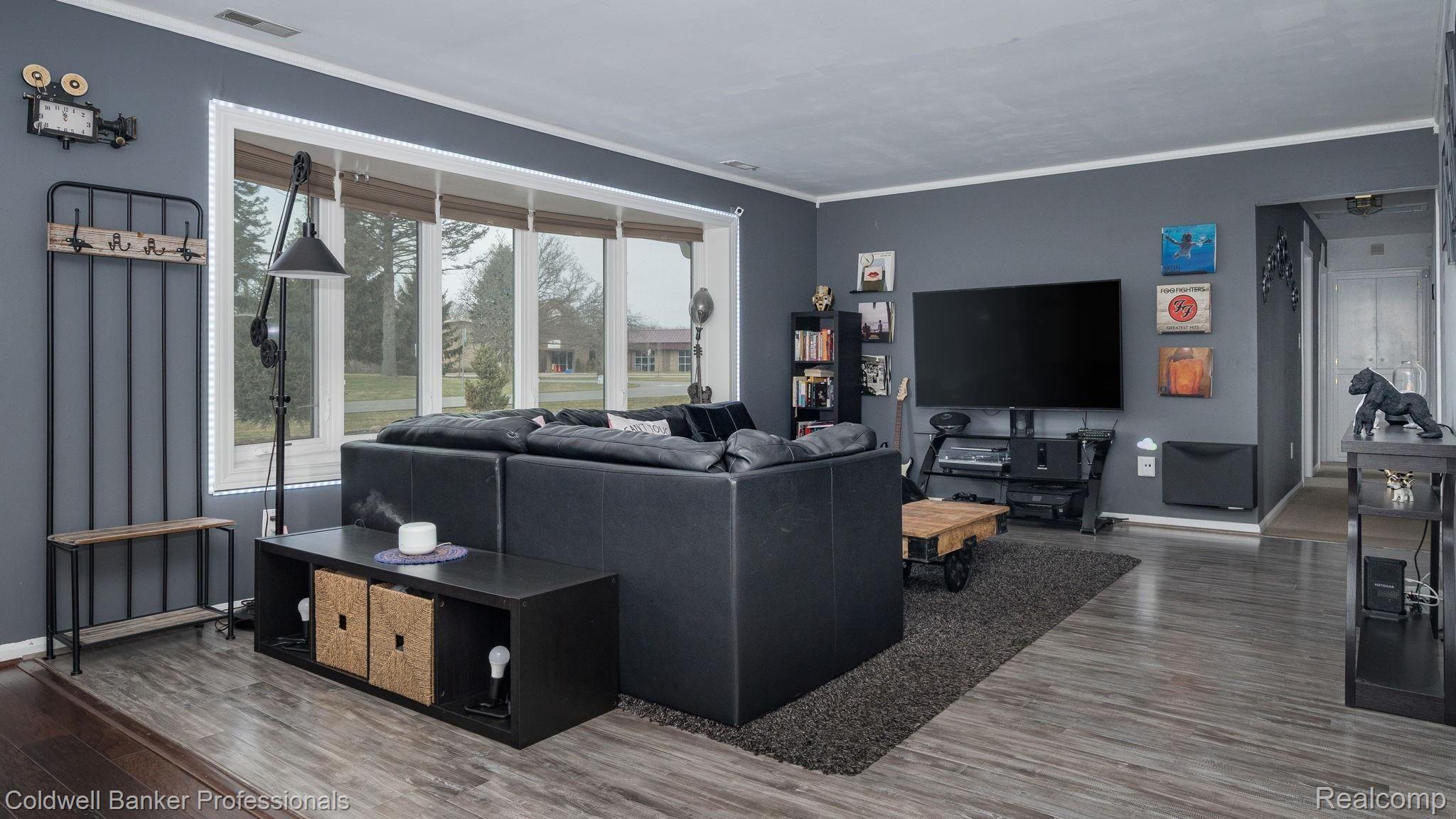 715 Castlebar Drive Rochester, MI 48309 - Photo 5 of 35 Bay Window allows the light in