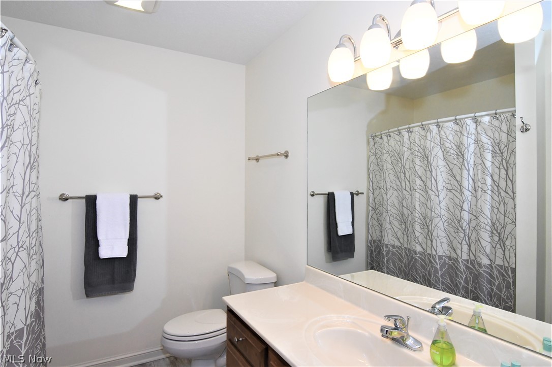 659 Sunridge Road Fairlawn, OH 44333 - Photo 21 of 35 2nd floor hall bath for bedrooms #3 & #4