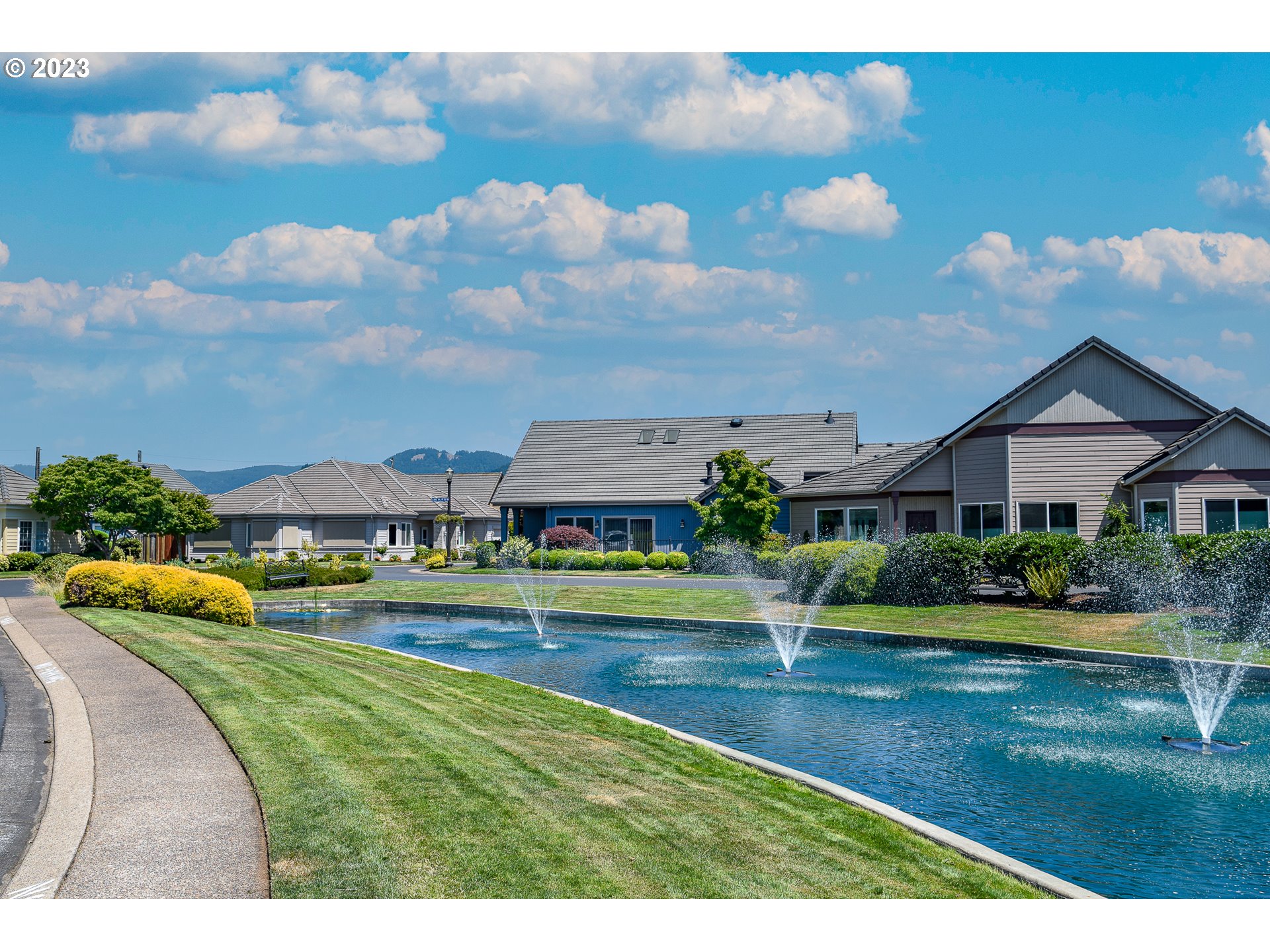 2002 Lake Shore Drive Eugene, OR 97408 - Photo 5 of 37 a front view of house with yard and green space