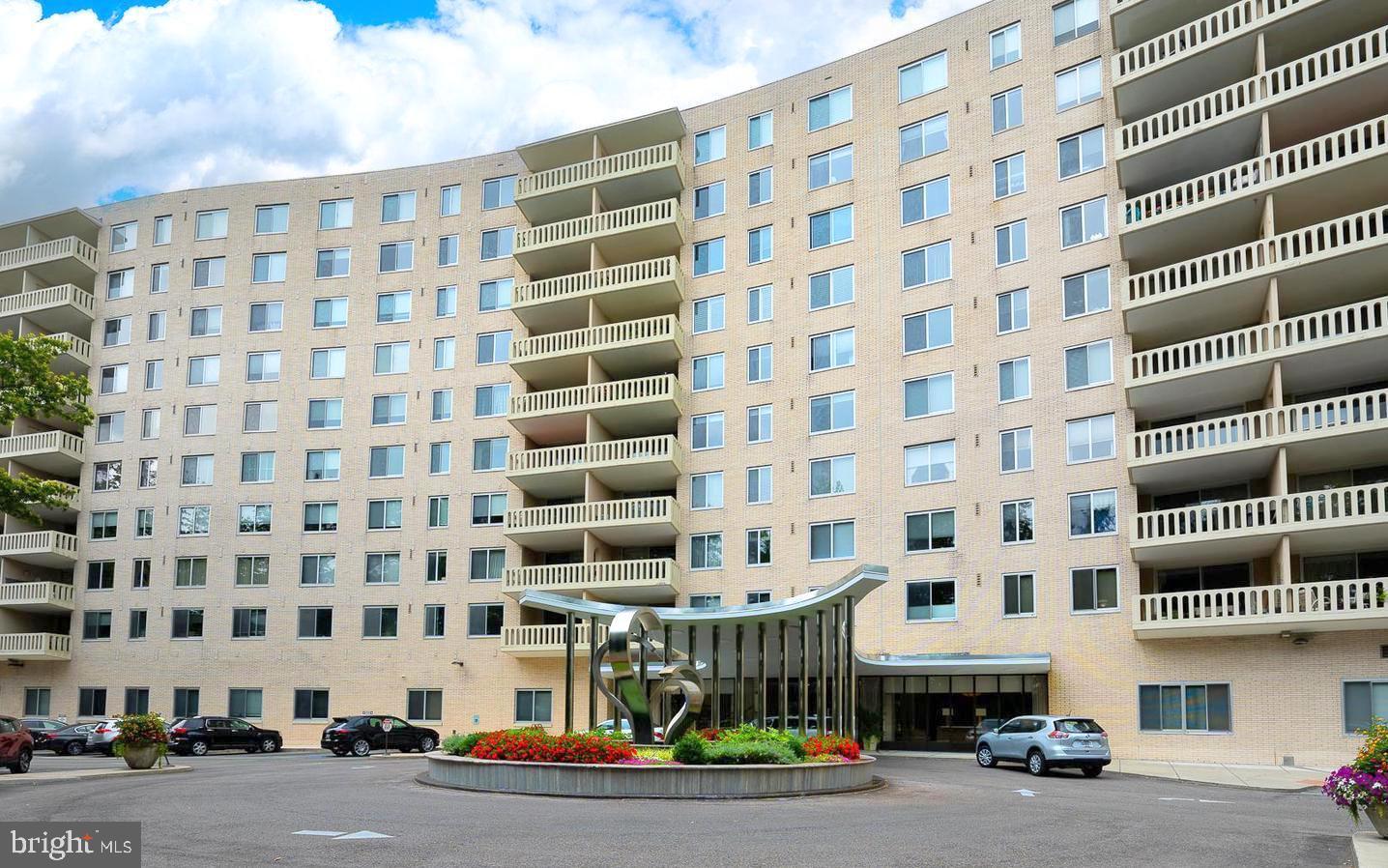 191 Presidential Boulevard, Unit R816 Bala Cynwyd, PA 19004 - Photo 2 of 42 a front view of a building with a street