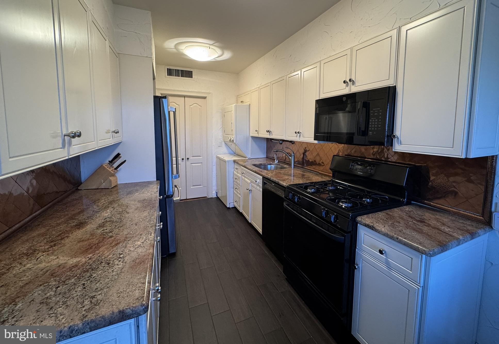 191 Presidential Boulevard, Unit R816 Bala Cynwyd, PA 19004 - Photo 22 of 42 a kitchen with a stove and a microwave