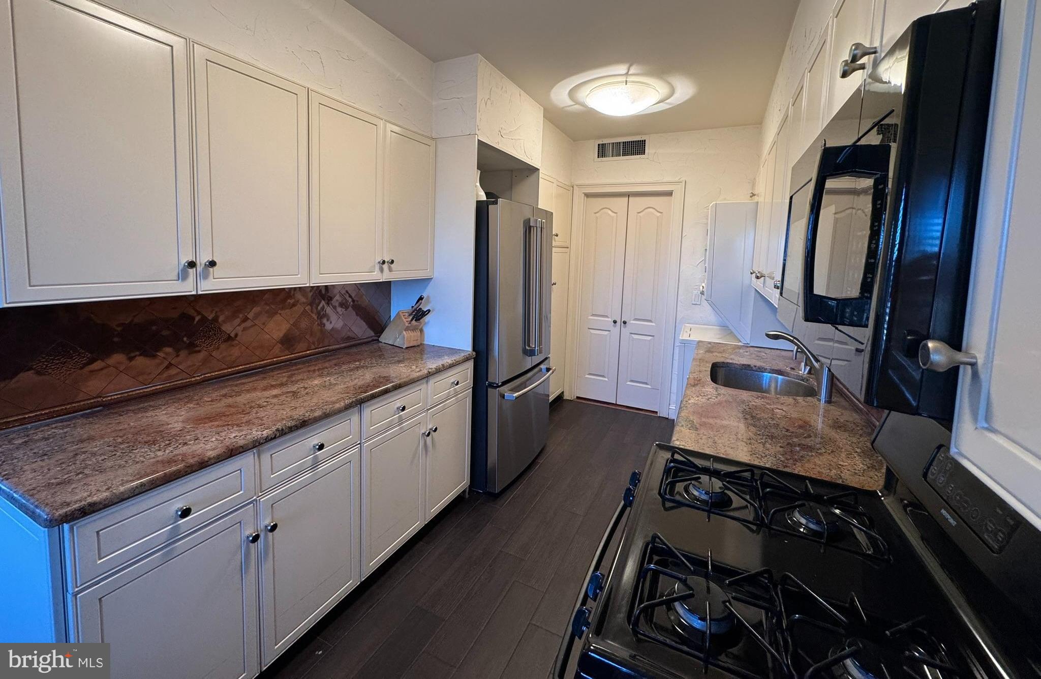 191 Presidential Boulevard, Unit R816 Bala Cynwyd, PA 19004 - Photo 23 of 42 a kitchen with a sink stove and refrigerator
