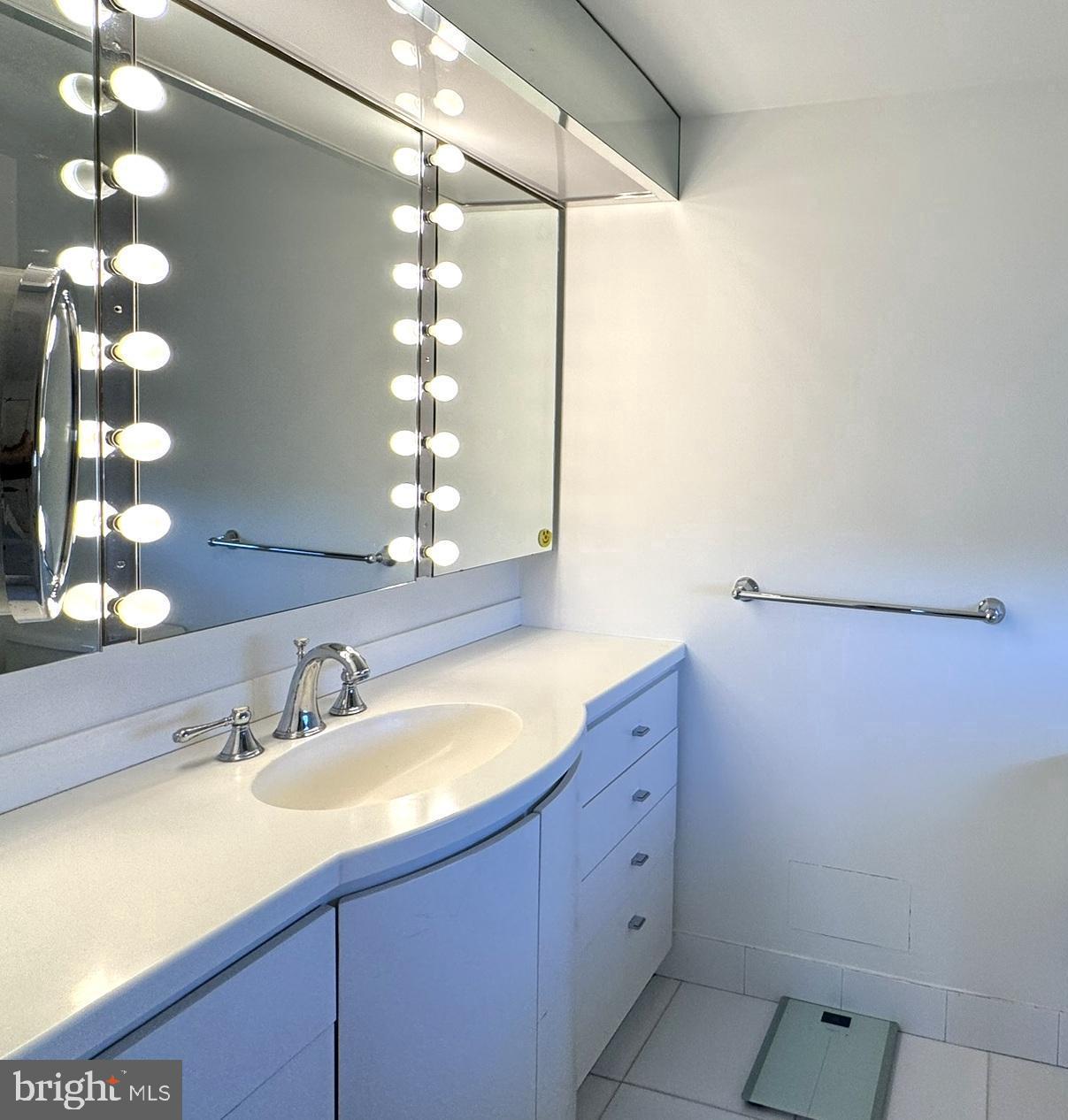 191 Presidential Boulevard, Unit R816 Bala Cynwyd, PA 19004 - Photo 34 of 42 a bathroom with a sink vanity and a mirror