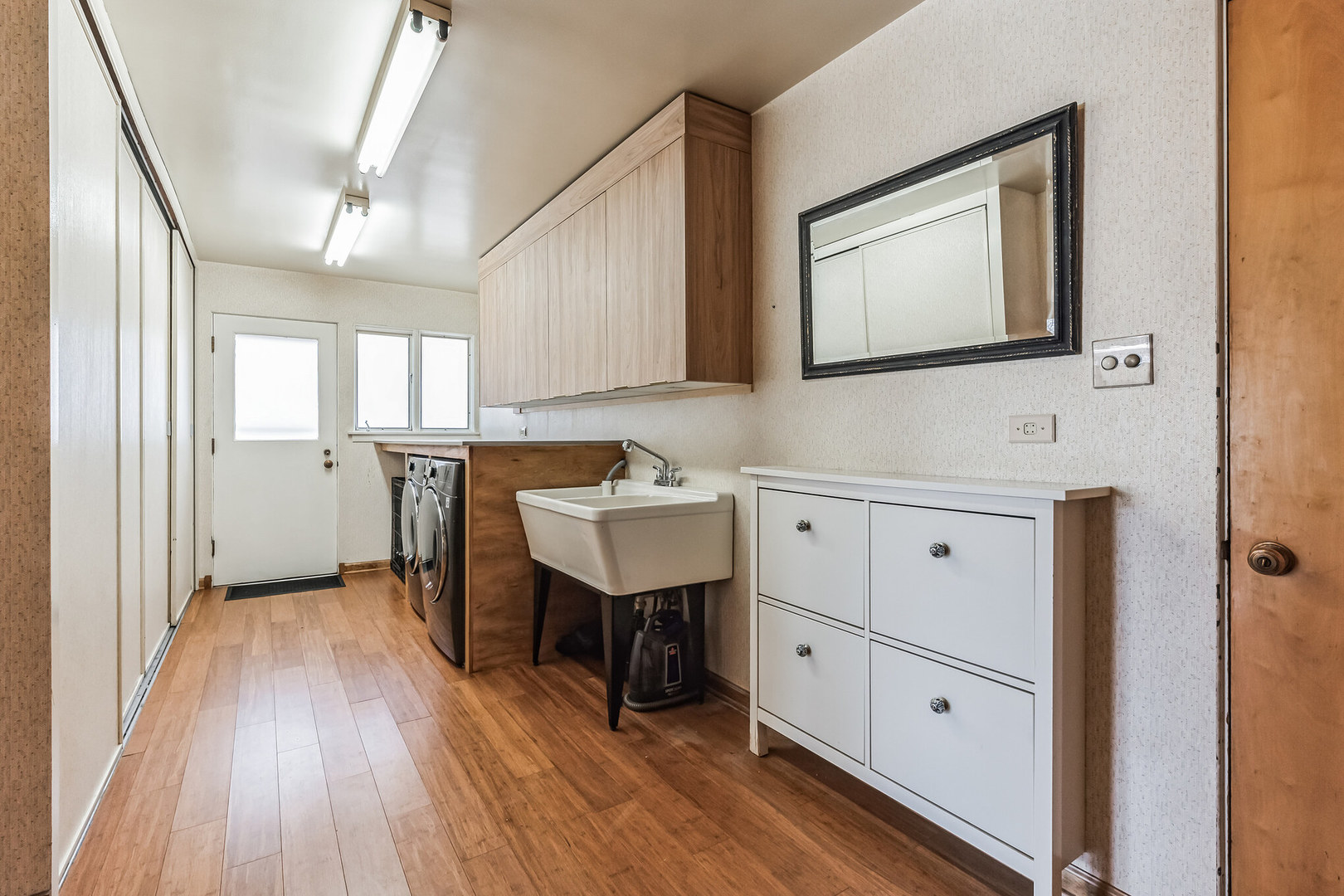 934 Gardner Road Flossmoor, IL 60422 - Photo 24 of 26 a bathroom with a sink a mirror a vanity and a window