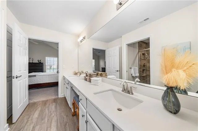 a en suite bathroom with sinks and a large mirror