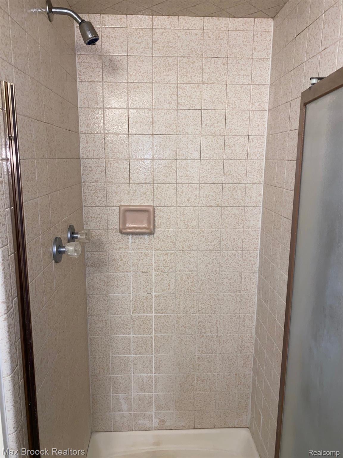 618 Tennyson Rochester, MI 48307 - Photo 17 of 34 Master Bath shower