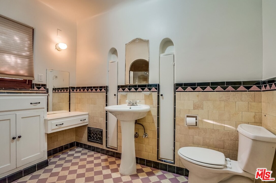 1834 West Kenneth Road Glendale, CA 91201 - Photo 14 of 21 Gallery Image 14