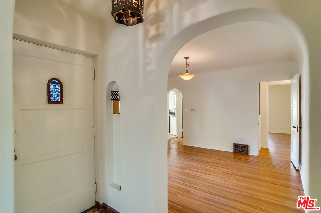 1834 West Kenneth Road Glendale, CA 91201 - Photo 3 of 21 Gallery Image 3