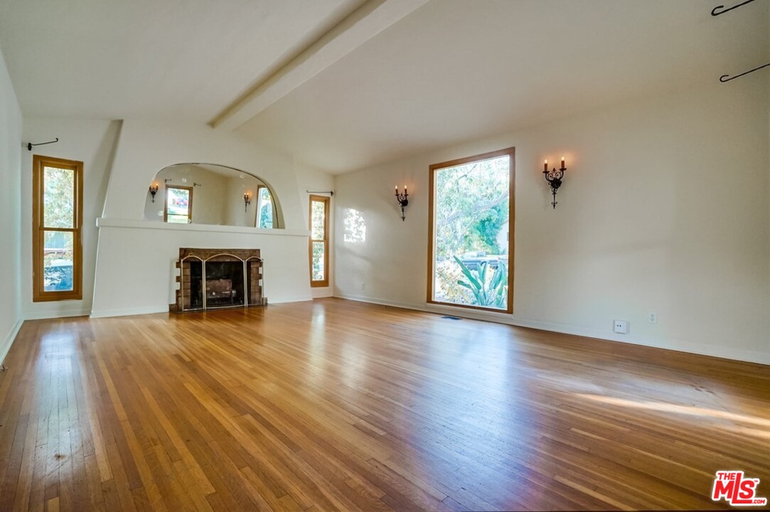 1834 West Kenneth Road Glendale, CA 91201 - Photo 4 of 21 Gallery Image 4