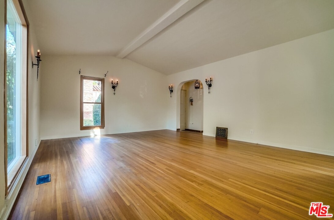1834 West Kenneth Road Glendale, CA 91201 - Photo 5 of 21 Gallery Image 5