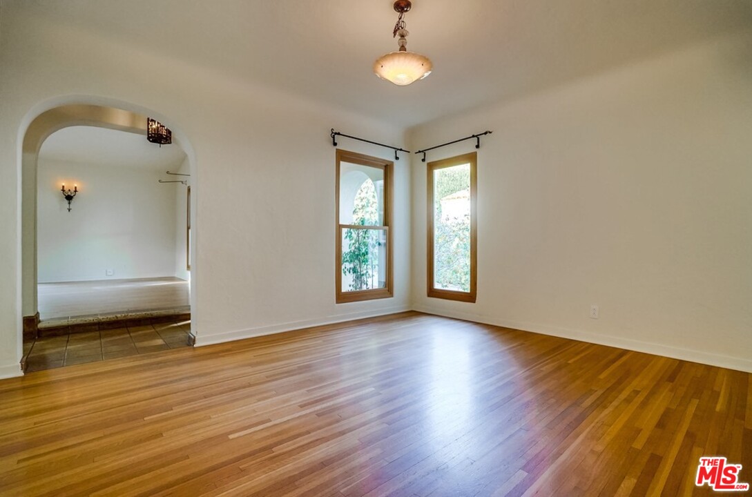1834 West Kenneth Road Glendale, CA 91201 - Photo 6 of 21 Gallery Image 6