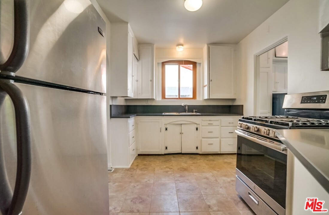 1834 West Kenneth Road Glendale, CA 91201 - Photo 7 of 21 Gallery Image 7