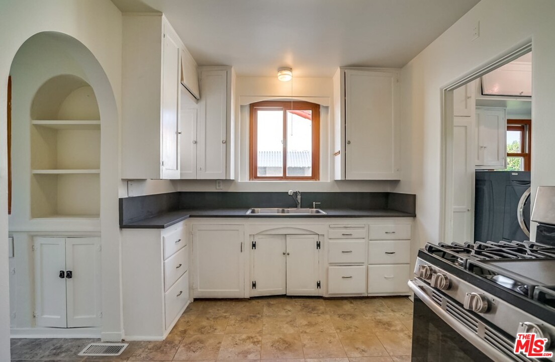 1834 West Kenneth Road Glendale, CA 91201 - Photo 8 of 21 Gallery Image 8