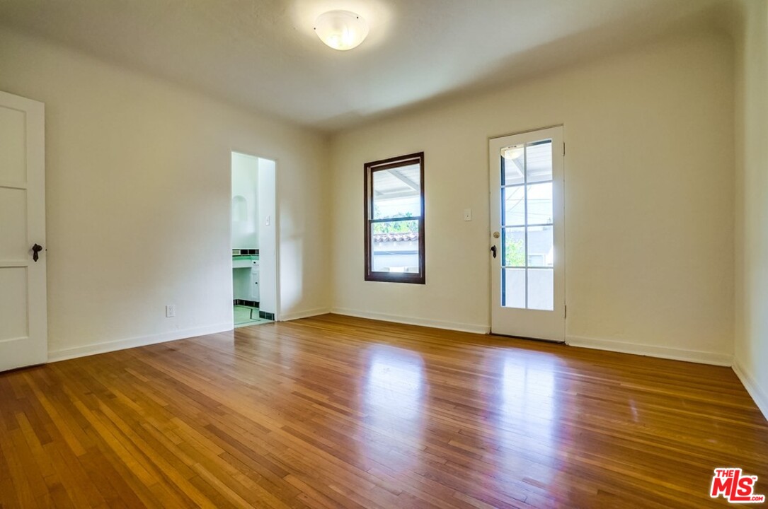 1834 West Kenneth Road Glendale, CA 91201 - Photo 10 of 21 Gallery Image 10