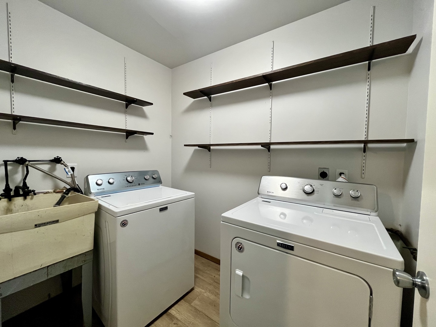 136 Heathgate Road Montgomery, IL 60538 - Photo 11 of 26 a utility room with dryer and washer