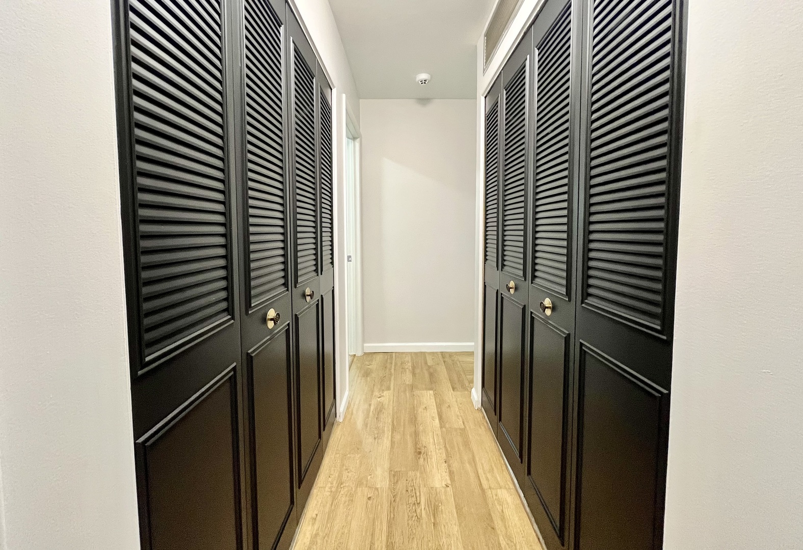 136 Heathgate Road Montgomery, IL 60538 - Photo 12 of 26 a view of hallway with wooden floor