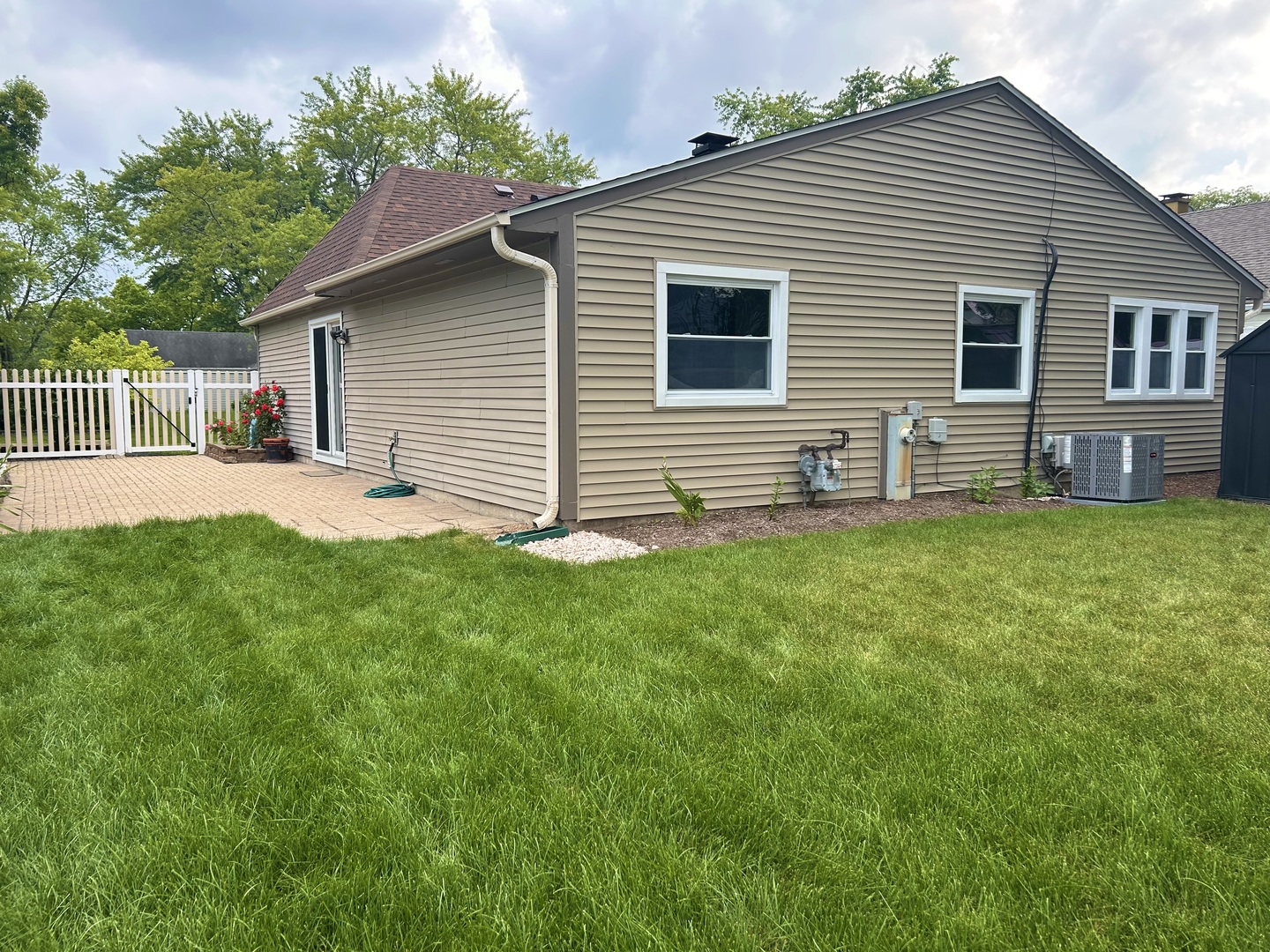 136 Heathgate Road Montgomery, IL 60538 - Photo 25 of 26 a backyard of a house with table and chairs