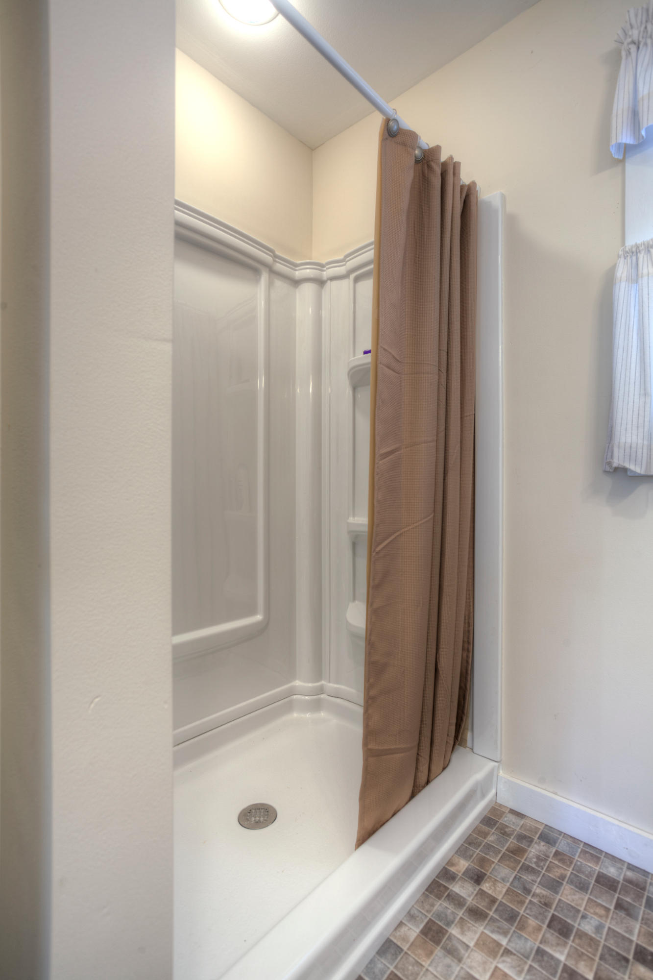 453 Racoon Lane Pioneer, TN 37847 - Photo 20 of 36 Guest Bath_002