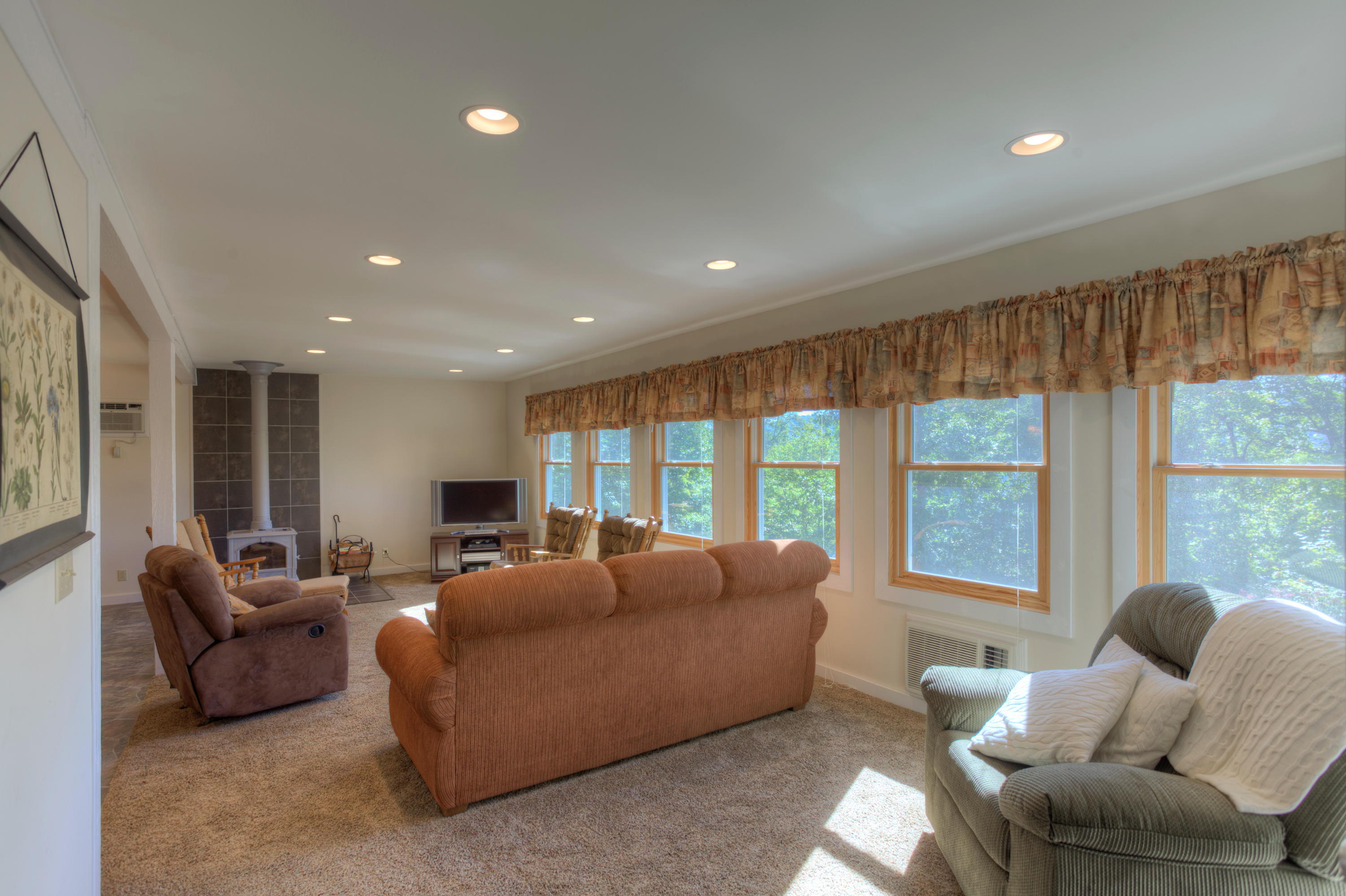 453 Racoon Lane Pioneer, TN 37847 - Photo 9 of 36 Living Room_001