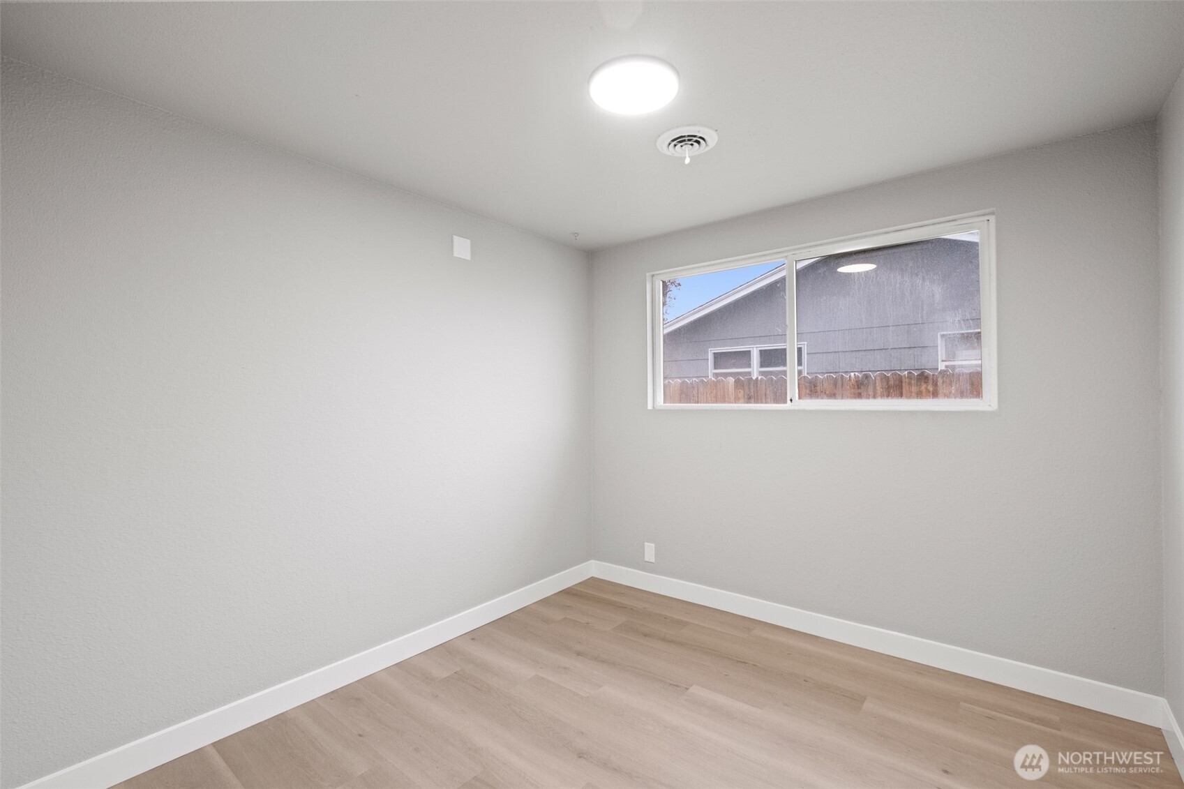 307 3rd Avenue Northeast Quincy, WA 98848 - Photo 15 of 26 an empty room with a window