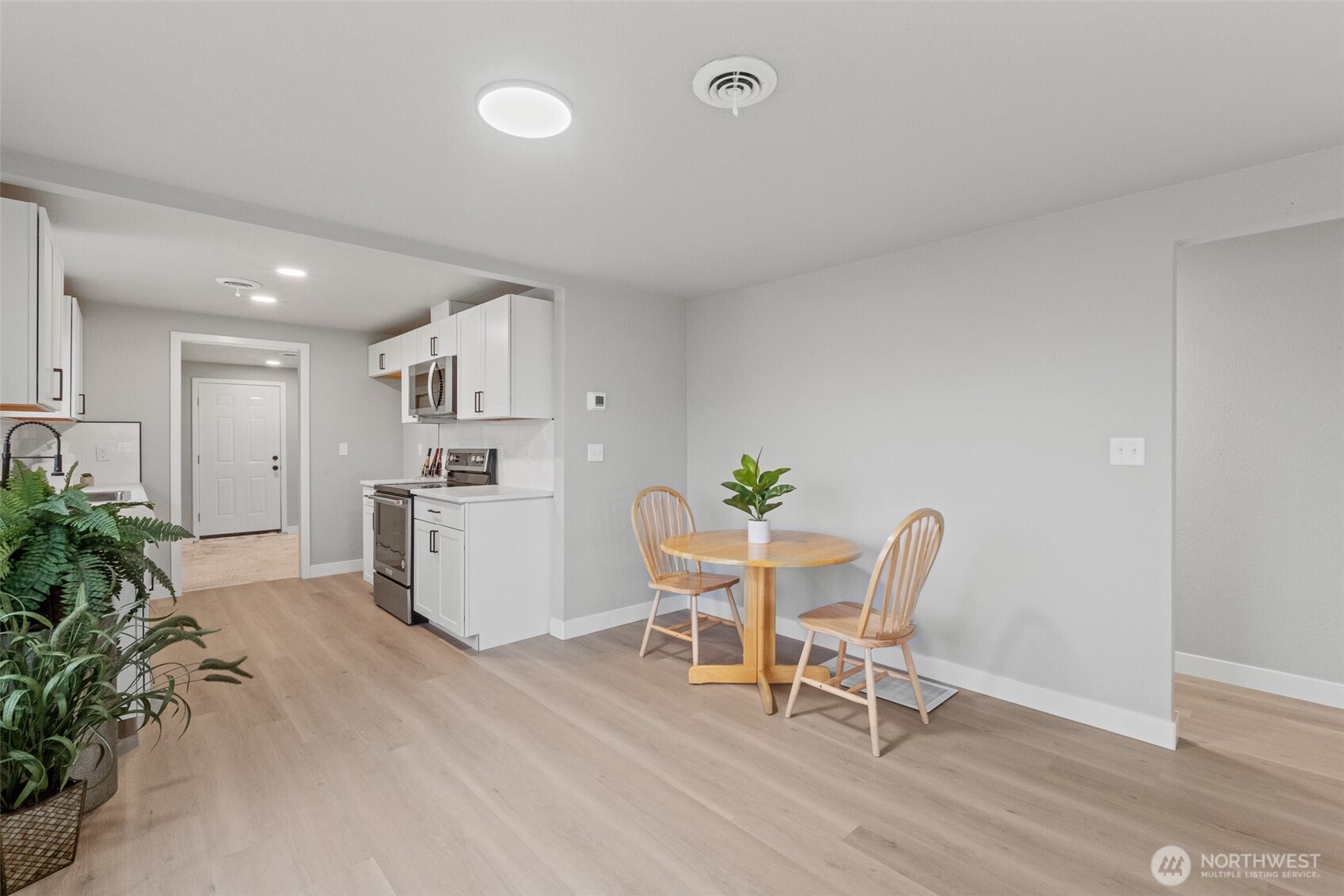 307 3rd Avenue Northeast Quincy, WA 98848 - Photo 4 of 26 a view of kitchen with table and chairs