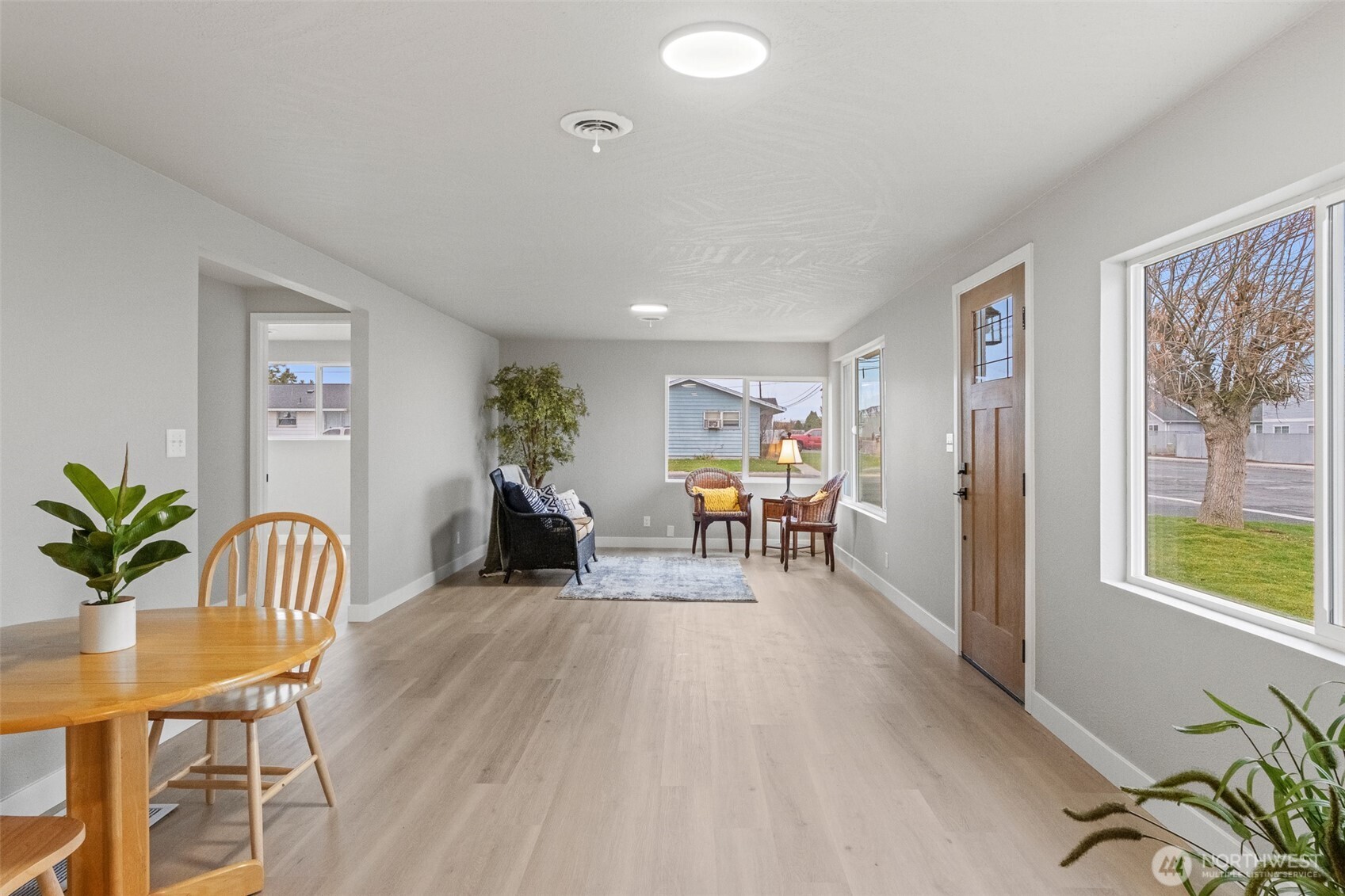 307 3rd Avenue Northeast Quincy, WA 98848 - Photo 5 of 26 a living room with furniture and wooden floor